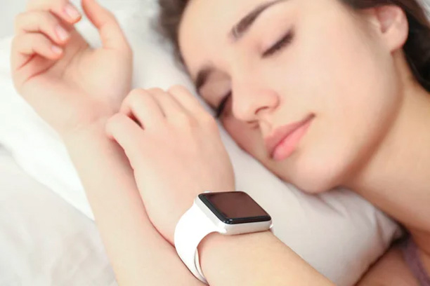 lady with apple watch sleep tracking